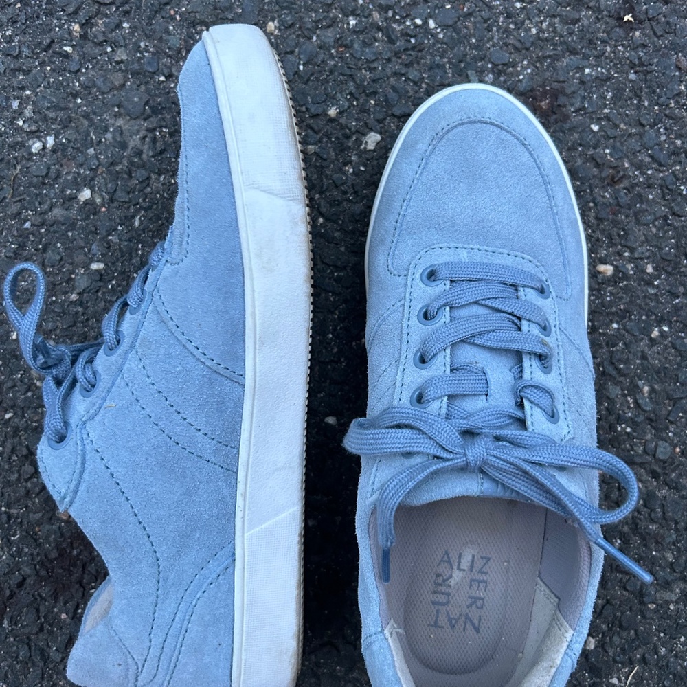 Naturalizers sky blue leather sneaker. Super comfortable. Very light use. Women’ - Picture 2 of 3